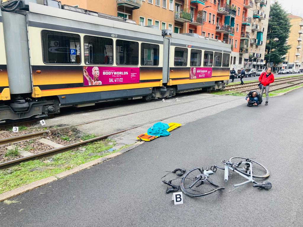 Muore a 14 anni investito da un tram a Milano, stava andando a scuola in  bicicletta