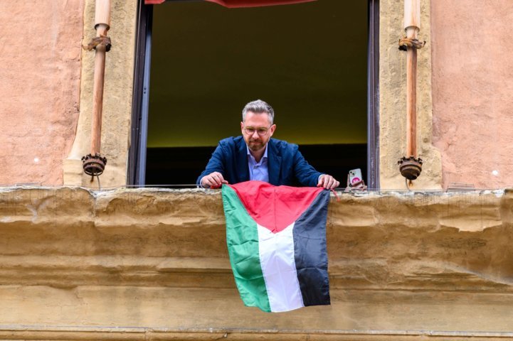 comune bologna bandiera palestina
